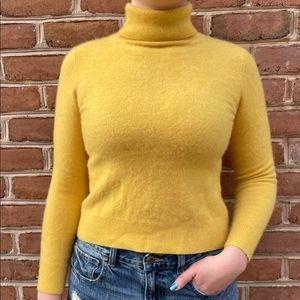 BRIGHT YELLOW SWEATER 💛